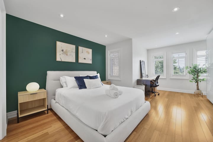 Modern Toronto Townhome by the Lake – Free Parking gallery image 2