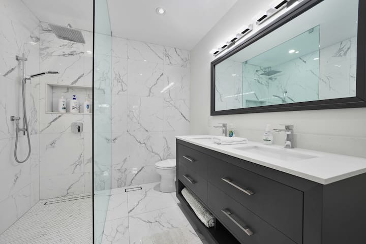 Modern Toronto Townhome by the Lake – Free Parking gallery image 3