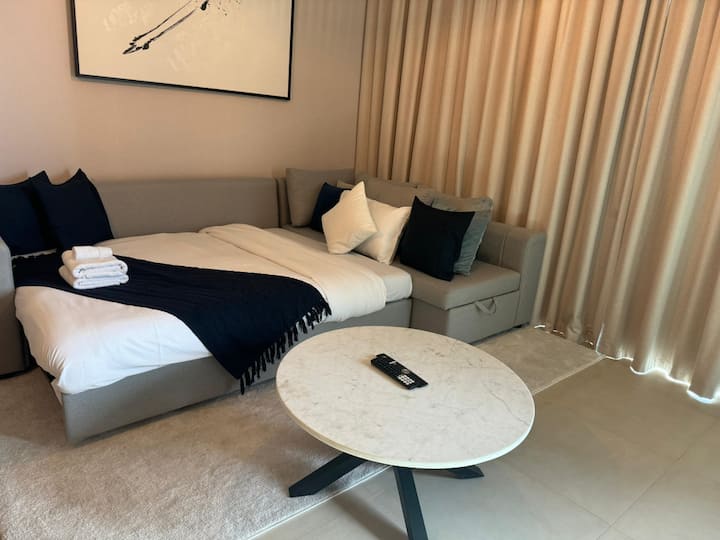 ספת השינה הוכנה כמיטה לשניים, ומבטיחה סידור שינה נוח.