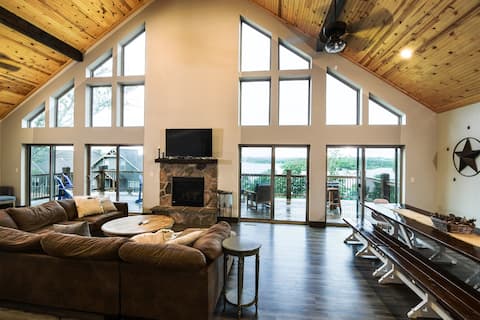 “Gray Wolf Lodge” - ADA Lake view w/pickleball