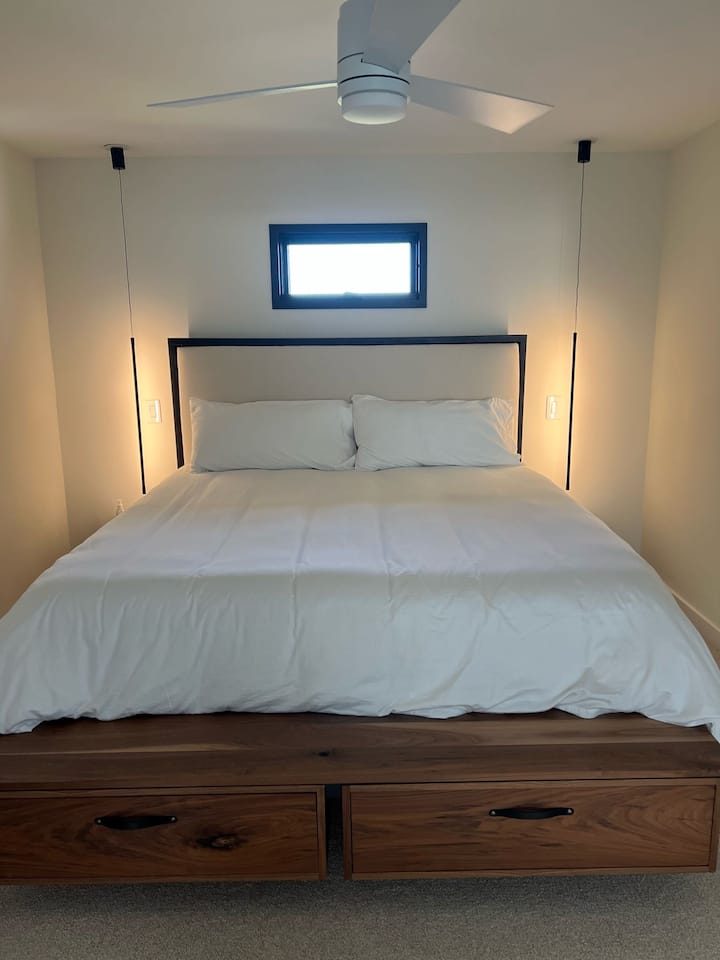 Dormitorio tamaño king en la planta superior