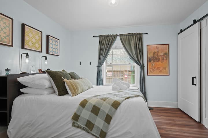 Cozy Middle Bedroom: Features a comfy full bed, ample clothes storage, and soft blankets for a restful night's sleep. Perfect for unwinding after a day of exploring!
