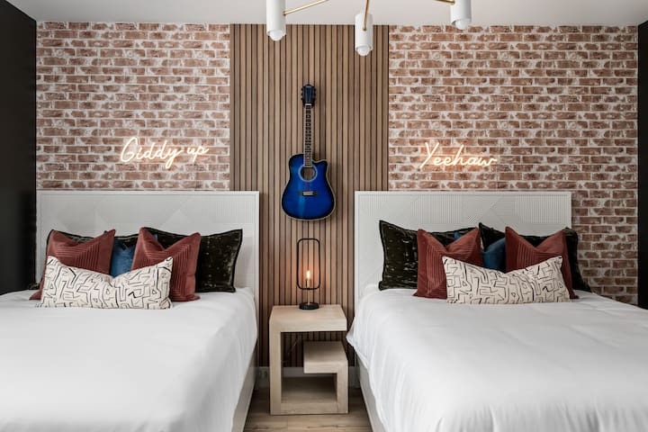 The Hubb House – Hot Tub + Rooftop Lounge! gallery image 3