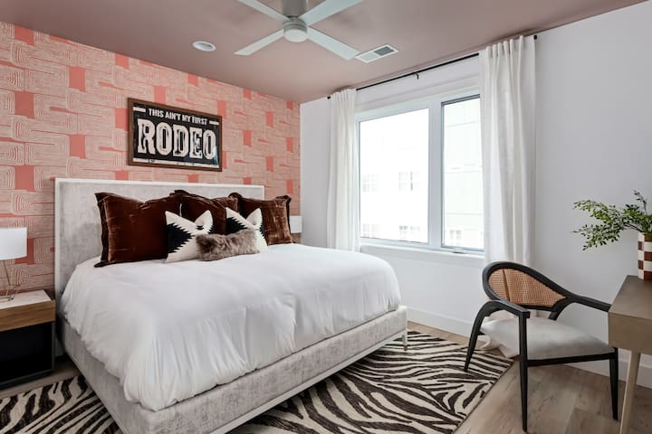 The Hubb House – Hot Tub + Rooftop Lounge!