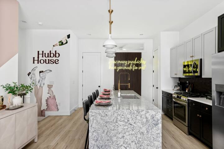 The Hubb House – Hot Tub + Rooftop Lounge! gallery image 4