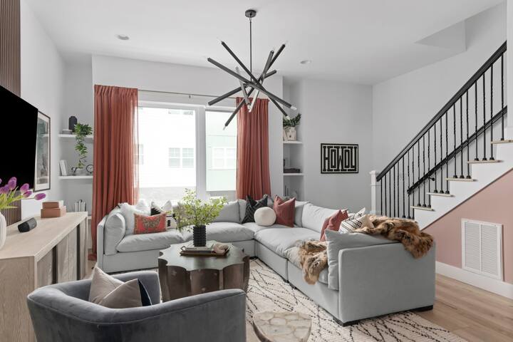 The Hubb House – Hot Tub + Rooftop Lounge! gallery image 2