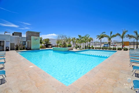 Modern Haven: Pool, BBQ, 15mins to Downtown La Paz
