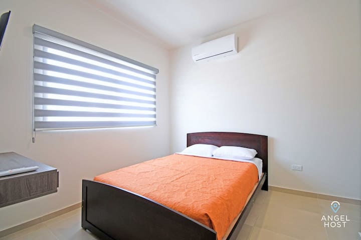 Спалната соба на главното ниво има брачен кревет (широк 150-179 см)