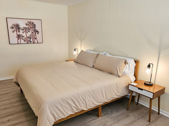 غرفة نوم ثانية بسرير كينج مع بياضات سرير ناعمة