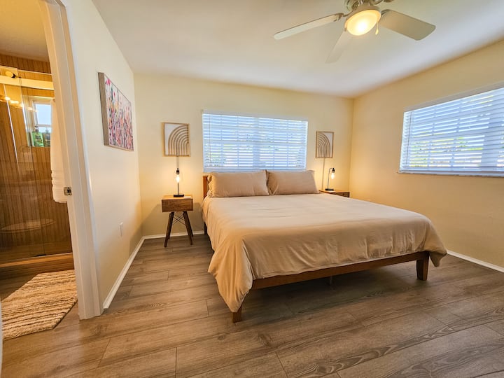 غرفة نوم رئيسية بسرير كبير وحمام داخلي