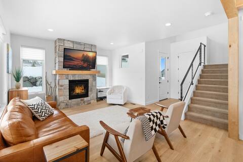 4-Bedroom Home w/ Kids Corner & Two Living Rooms!