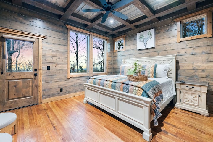 Manželská posteľ č.1 na prízemí. Každý hlavný apartmán má vlastný prístup na vonkajšiu terasu s nádherným výhľadom.