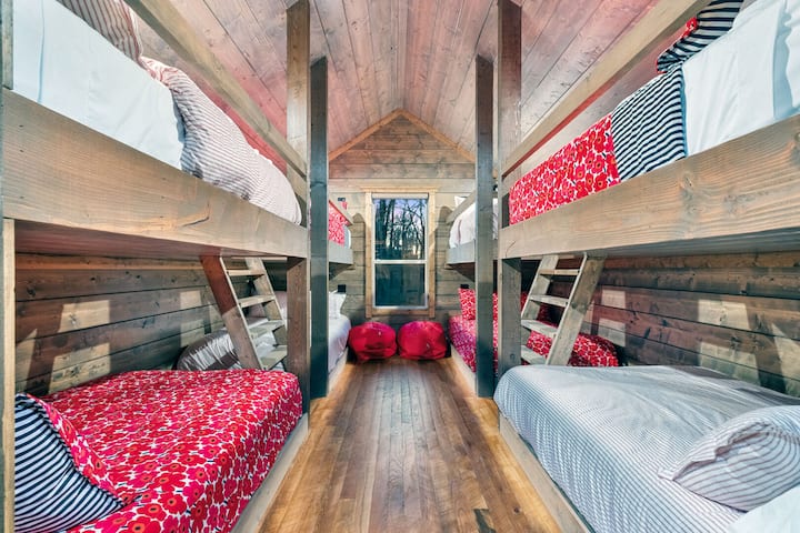 Poschodová izba na poschodí (8 manželských postelí a ďalších 16 lôžok)