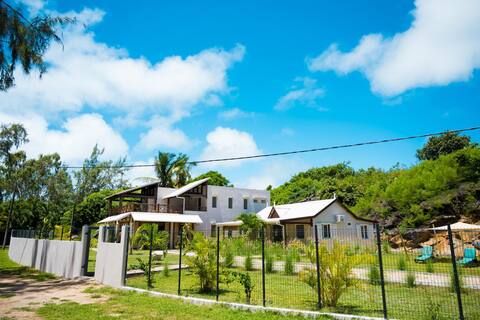 Quaint 2BDR Apt in Melville Public Beach w/ pool