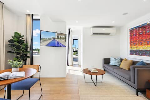 Successful Airbnb property: Stunning 1-Bed by Victoria Park with Pool & Gym in Spring Hill
