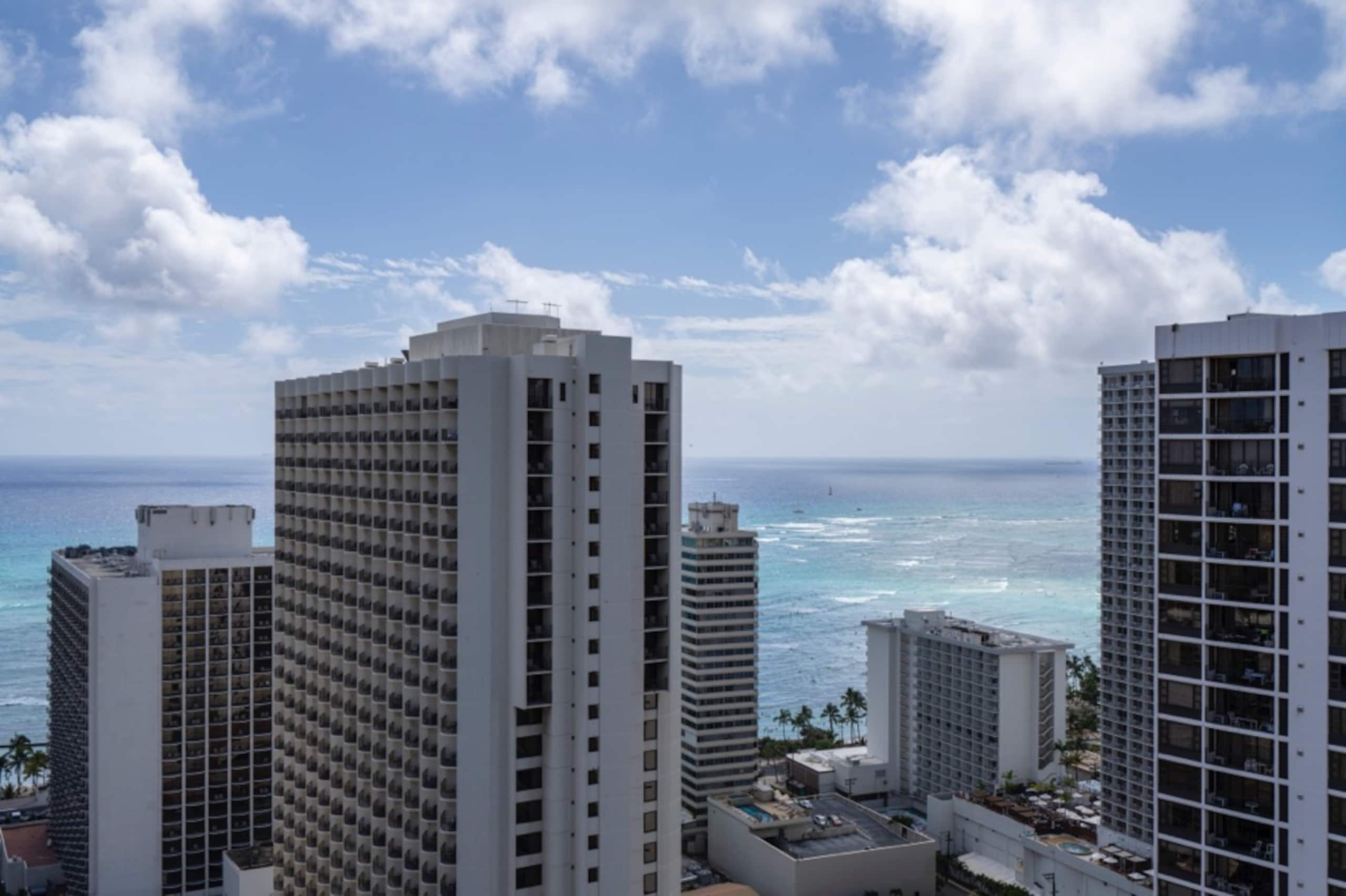 Condo in Honolulu · ★4.75 · 1 bedroom · 2 beds · 1 shared bath - Image 29