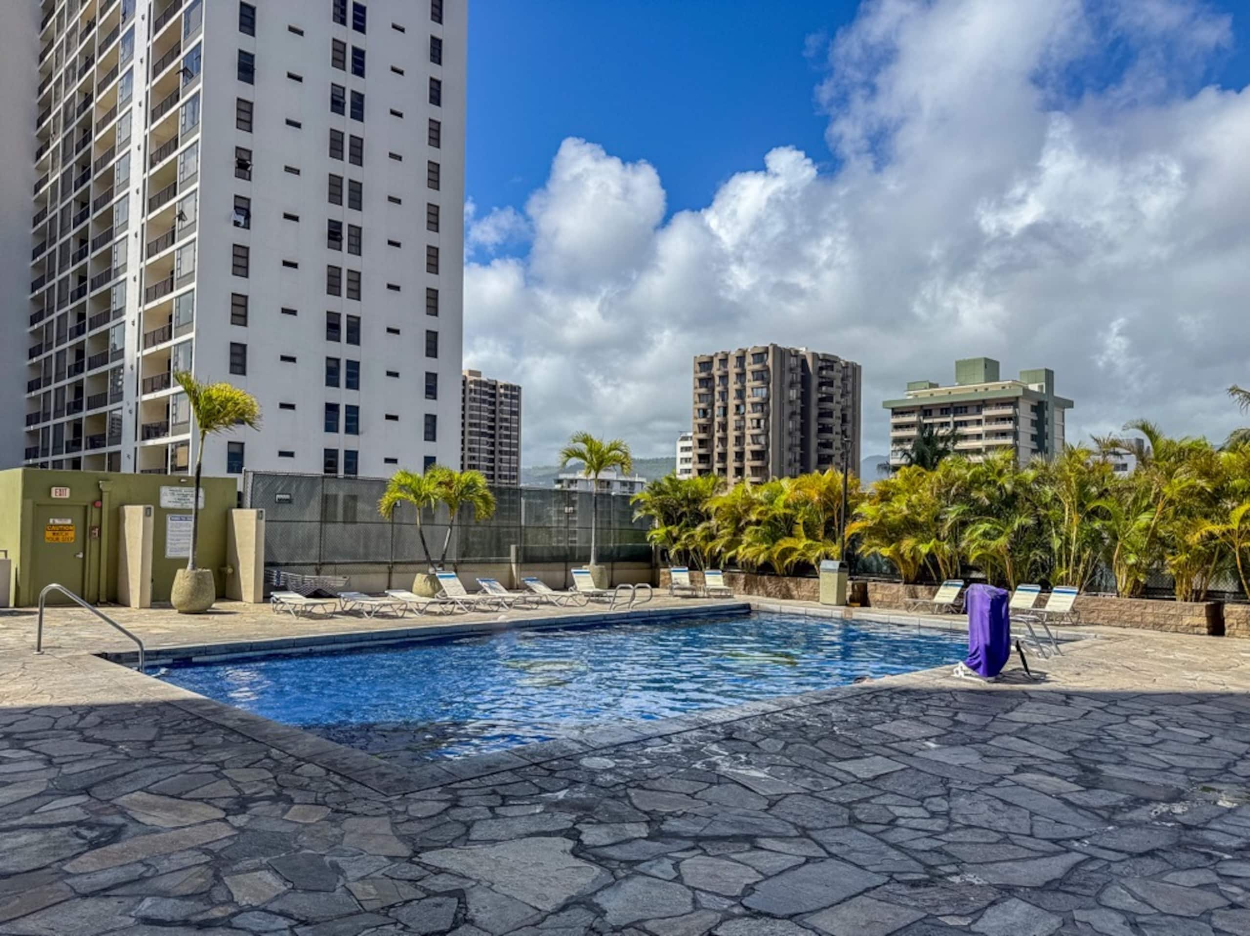 Condo in Honolulu · ★4.75 · 1 bedroom · 2 beds · 1 shared bath - Image 7