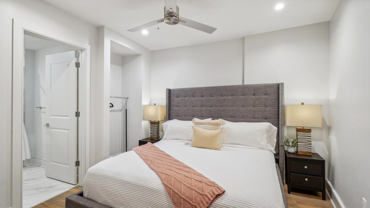 חדר שינה עם מיטת קינג נוחה + חדר רחצה צמוד