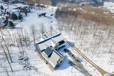 Elegant Luxury Lodge w/ Views, Hot Tub & Games