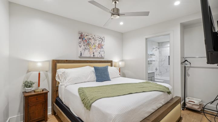 Chumba cha kulala chenye Kitanda cha Starehe cha King Size + Bafu la Chumba