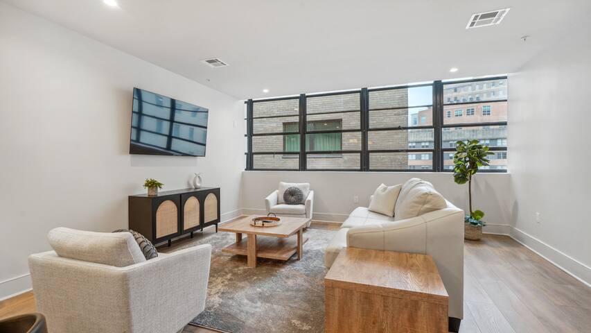 Perfect Getaway! Walking Distance to Saints Games!