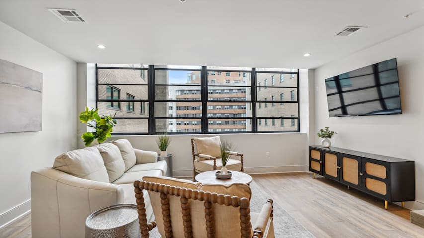 Perfect for Saints Games! Rooftop Hot tub + Pool