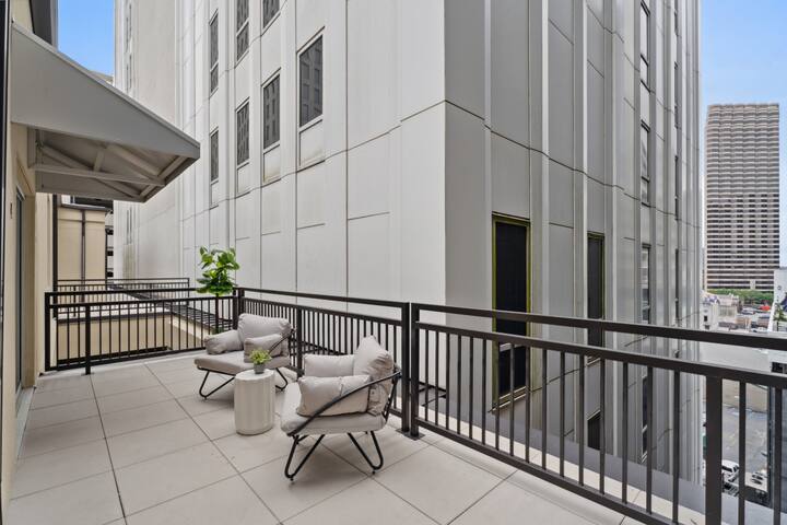 Penthouse w/Patio, Perfect for Saints Games! gallery image 3