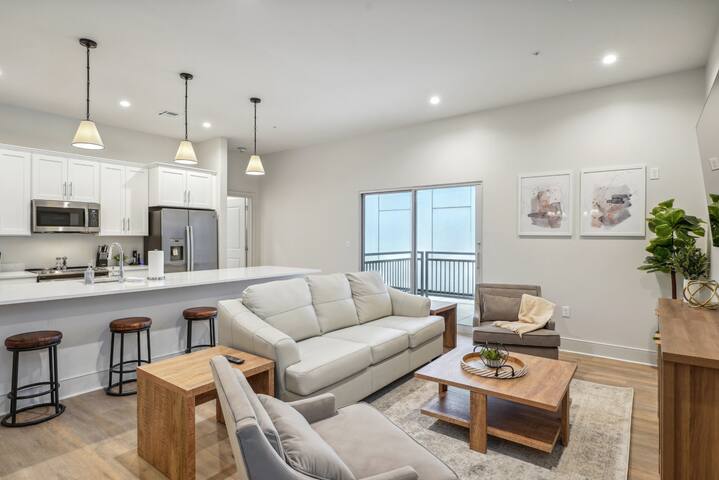 Penthouse w/Patio, Perfect for Saints Games!