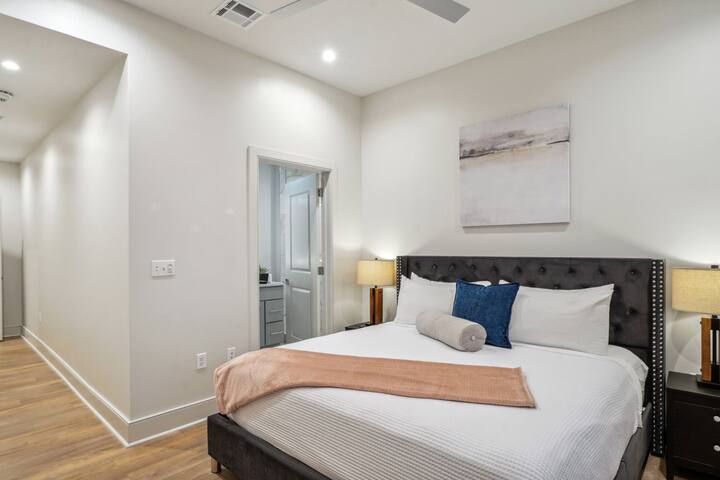 Penthouse w/Patio, Perfect for Saints Games! gallery image 4