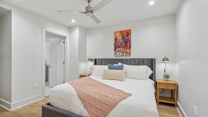 卧室配备舒适的加大双人床、高端床单+套内卫生间