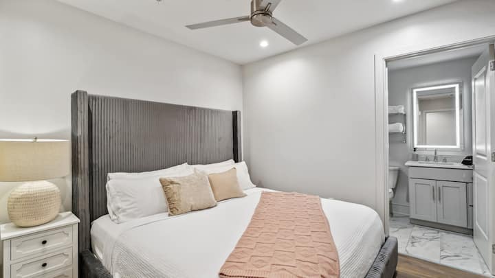 配备舒适2米宽双人床的卧室+套内卫生间