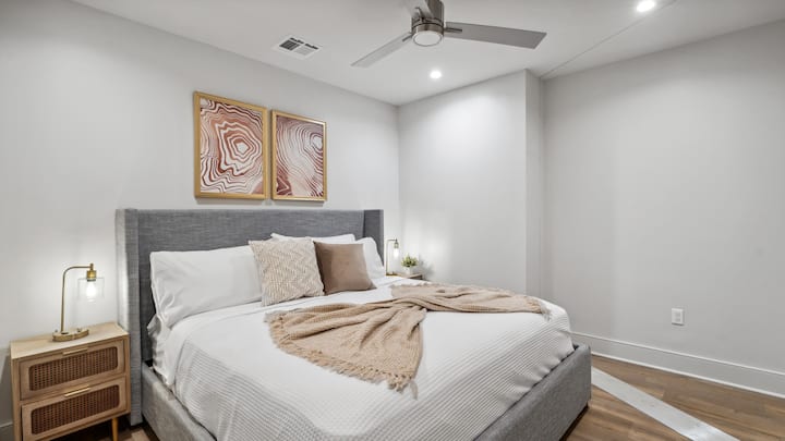 卧室配有舒适的加大双人床