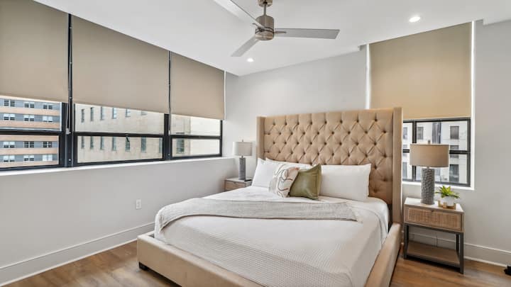 卧室配有舒适的加大双人床