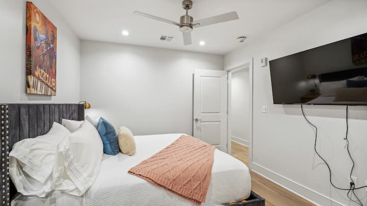 卧室配备舒适的加大双人床、高端床单和智能电视