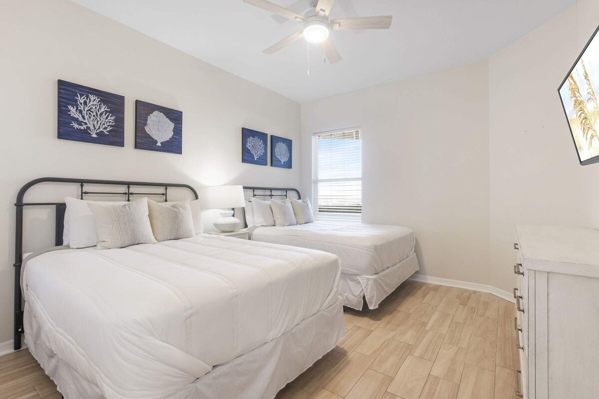 De derde slaapkamer heeft 2 queensize bedden.