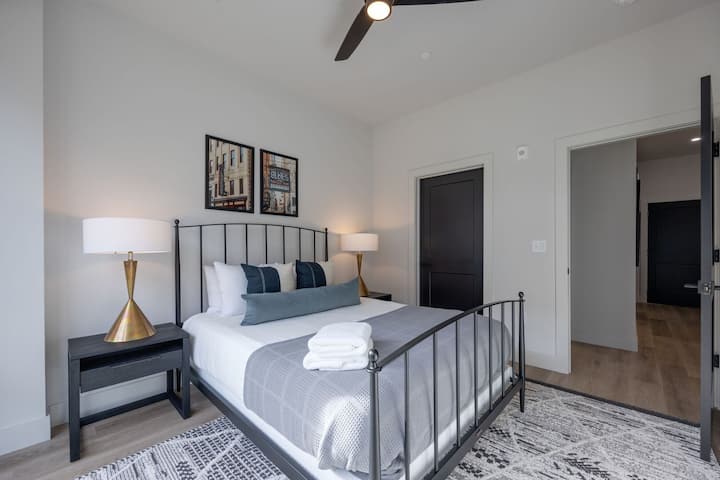 חדר שינה שני עם מיטת קווין סייז וחדר רחצה צמוד עם ג'ק וג'יל. (יחידה 1)