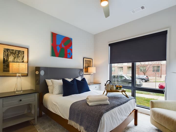 חדר שינה ראשי עם מיטה זוגית, עיצוב מפורט וארון. (יחידה 2)