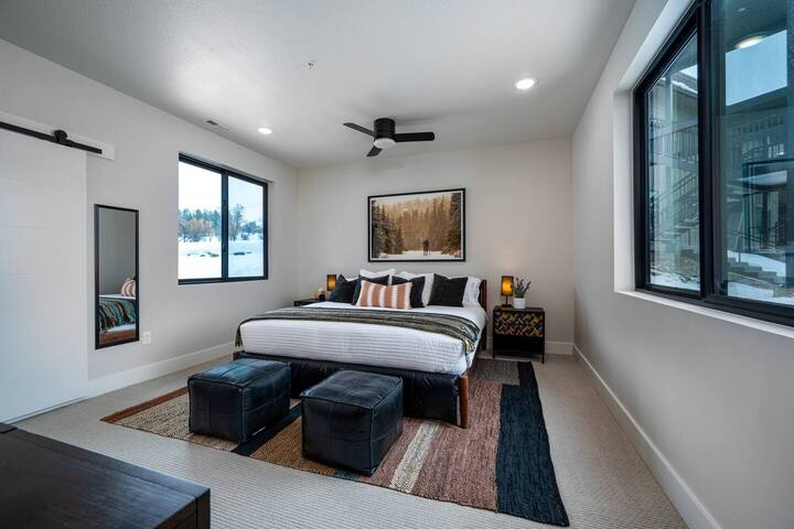 Уживајте во доволно простор за складирање и природна светлина во главната спална соба.  Не пропуштајте го погледот од прозорецот!