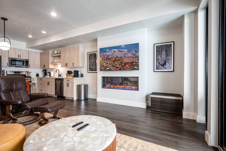 Уживајте во забавата на големиот паметен телевизор за да ја пренесувате вашата омилена програма!