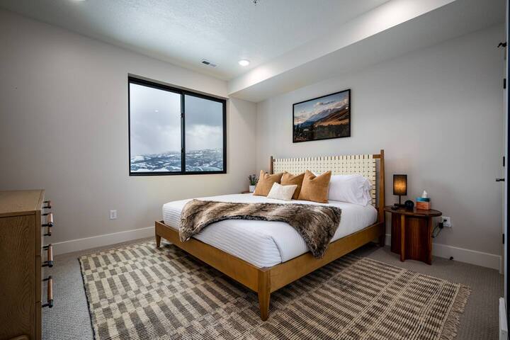 Уживајте во доволно простор за складирање и природна светлина во втората спална соба.  Не пропуштајте го погледот од прозорецот!