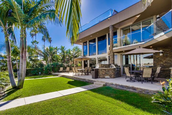 Villa on the Bay | 7BR MB Gem w/ Spacious Yard gallery image 3