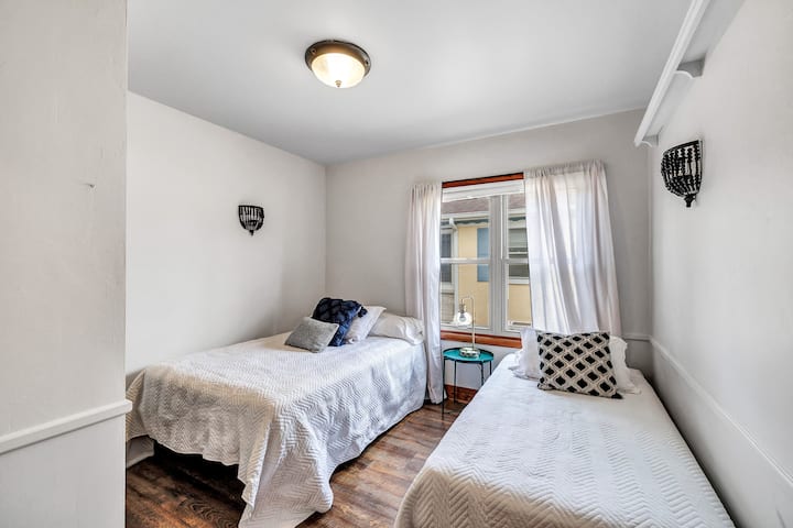 ห้องนอนเตียงใหญ่และเตียงคู่ 