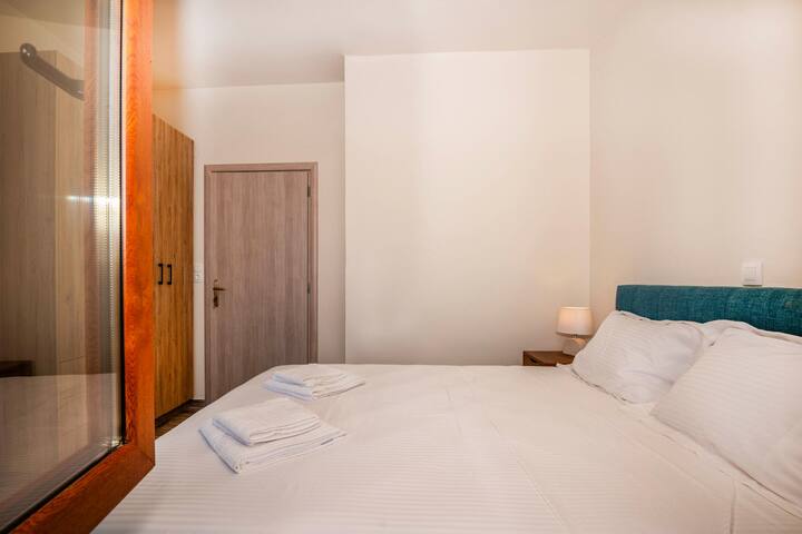 Pogled na spavaću sobu, bračni krevet.