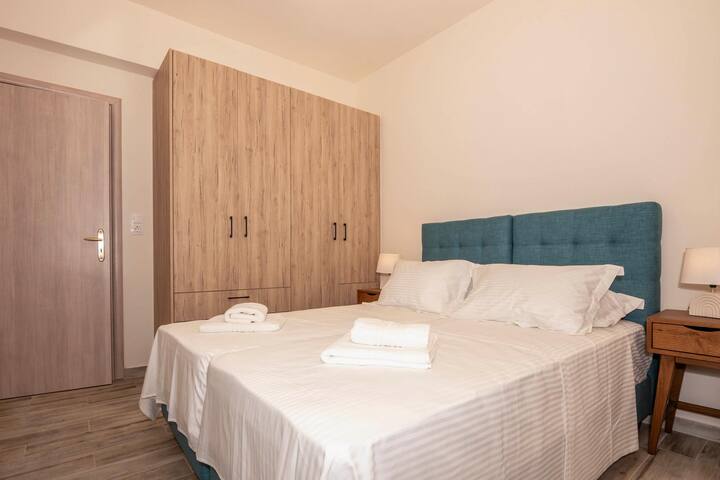 Pogled na spavaću sobu, veliki ormar i dva odvojena kreveta.