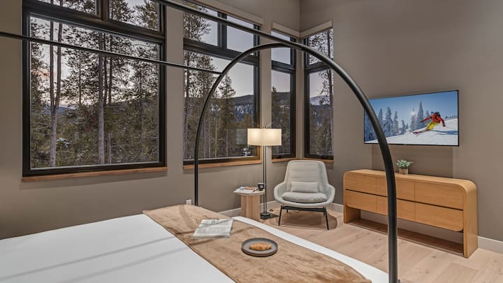 חדר שינה 1, קומה ראשית - סוויטת קינג סייז ראשית בקומה הראשית עם טלוויזיה ונופים