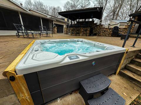 ~Lakeside Oasis~ Waterfront w/HotTub, Sauna & Dock