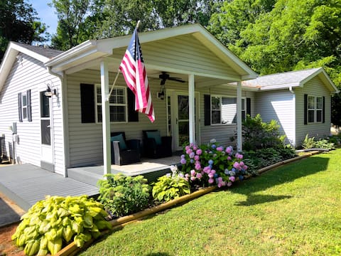 ~Lakeside Escape ~ Waterfront w/Hot Tub