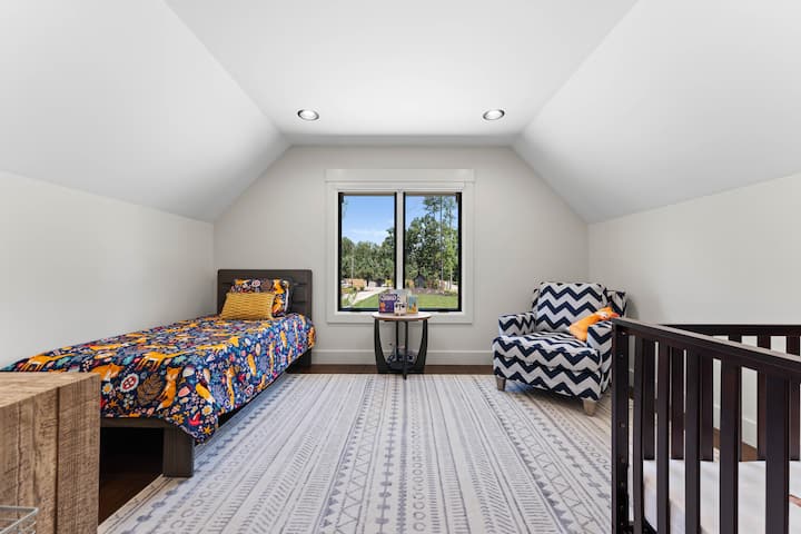 Çerdhe primare e nivelit të sipërm me krevat dopio dhe 2 krevate.