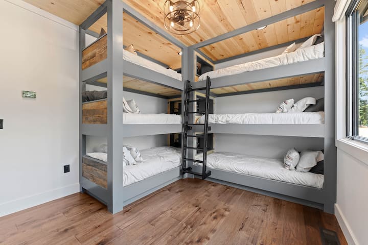 Dhoma e fjetjes në katin kryesor: çdo krevat marinari ka një televizor me kufje! 