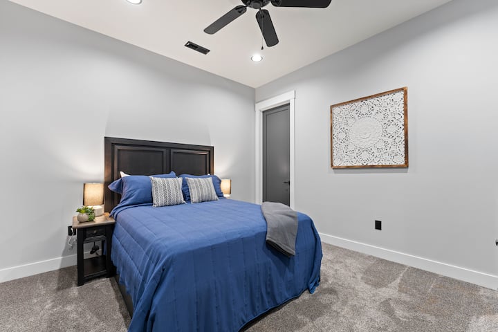 Dhomë gjumi e nivelit të ulët dopio "queen"